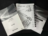 メンテナンスノート、取扱説明書です。 その車の整備記録が事細やかに記録されています。 車が生まれてから今までどのような道を歩んできたのか判るとても重要な物ですよ。