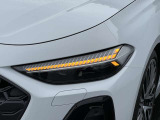 ●マトリクスLEDヘッドライト『高度な照明技術を使用した車両のヘッドライトです。この技術は、複数のLEDを用いており、車両の周囲の状況に応じて光のパターンを動的に調整します。』