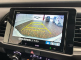 リバースギアに入れるだけで後方の表示へ切り替わります。夜間や雨の日の駐車も楽になりますよ。