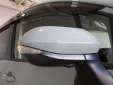 ターンランプ付きミラーは対向車、歩行者からの視認性UPで安全性が高まります。スタイリッシュなデザインで人気な装備です。
