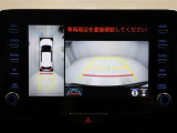 パノラミックビューモニターを装備。駐車場や交差点でクルマを真上から見るように周囲を確認できます。機能の詳細は販売店スタッフまでおたずねください。