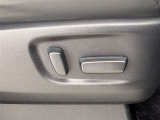 運転する時はドライビングポジションが気になりますよね。パワーシートで座席位置の微調整もしっかりできます。高級感がある装備としても人気があります。