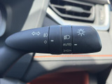 シンプルな操作で、安全な車線変更をサポートします。視認性の高いデザインで、夜間走行時でも安心して利用できます。