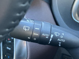 各位置やAUTOの表示がレバー上に記され、設定を目で確認しやすいのがポイントです。天候が変わりやすい日も手元で操作でき、雨天時の視界確保をサポートします。