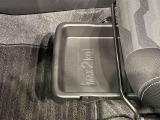 靴などが収納できる便利な助手席シートアンダートレイが付いてます