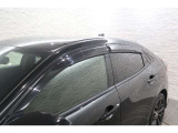 オプションのドアバイザーが装備!!タバコ・ペットなどの臭いが室内にこもるのが嫌な方、換気機能はもちろんのこと降雨時にも少しだけ窓を開けておくことが可能です!