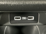 後部座席の方も使用しやすいよう、運転席と助手席の間に充電用USBジャックを2個装備!iPhoneはもちろん少しアンペアが高めのiPadも充電することが出来ます♪