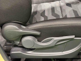 運転手の体格に合わせて,運転席の座面の高さ調整ができるシートリフターが付いてます
