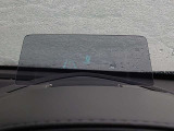 必要な情報を投影するヘッドアップディスプレイ(運転席前のガラス等に車速やナビ情報を投影する機能)。視線移動を抑え、速度やナビのルート案内、安全警告を直感的に確認。長距離運転でも疲れません。