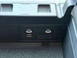 USB端子が2つ差し込めるようになっています!ケーブルを接続することで車内でスマートフォン等の充電が可能に!