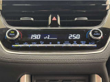 デュアルオートエアコン付きです。運転席・助手席でそれぞれ吹き出す風の温度や風量など自動調整してくれます。