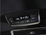 ◆後席用エアコン操作パネル◆同乗者の方もお好みの温度で快適なドライブをお楽しみいただけます。