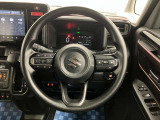 【ハンドル回り】インテリアに合わせたデザインのステアリングは、運転される方のことも考え、運転しやすい形状、大きさです。ぜひ一度、実際に触ってお確かめください。