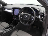 インストルメントパネルは僅かに運転席側へと傾けられているほか、余計なスイッチ類を可能な限り排し、運転に集中しやすい環境を造り出しています。