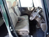 フロントシートはベンチシートです、運転席と助手席の移動が簡単です。 また運転席シートの高さも調整できます。