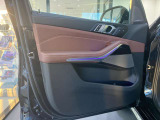 BMWはドアが分厚いです。衝突によりドアがつぶれてしまった場合にも外からいち早くドアを開けれるよう考えられています。数十秒の救出の遅れが命につながりかねない場合、こういった配慮が重要なポイントです。