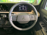 インテリアに合わせたデザインのステアリングは、運転される方のことも考え、運転しやすい形状、大きさです。是非一度、実際に触ってお確かめください。