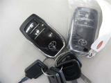 スマートキーを携帯していれば、手荷物が多い時でも、キーを取り出さずにロック&アンロックができる、スマートエントリーです。