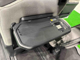 飲み物や食べ物を気軽に置ける格納式シートバックテーブルを、運転席と助手席の背もたれにご用意。車内の休憩も快適です!