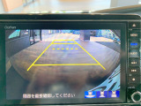 【リヤカメラ・ワイドビュー】後方を広く映し出し、左右からの接近車両や歩行者も確認しやすいビューです。