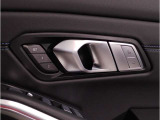 BMWのドアを閉めた時の重厚感は所有者様の満足度を高めてくれます。