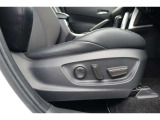 運転席にはパワーシートが付いております。パワーシートは指先1つで操作出来るためチカラの弱い女性の方でもシートに座ったまま操作出来ます♪