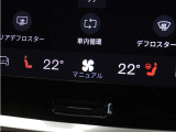 フロントシートには、シートヒーター&シートエアコンに加え、ステアリングホイール・ヒーターも装備。厳寒の地、北欧スウェーデン発祥のブランドならではのアイテムです。シートヒーターは後席にも装備しています。