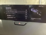 カメラが車線を認識してはみ出しそうになるとステアリングアシストが介入するレーン・キープ・アシストシステムを装備しております。お好みで作動・非作動の設定も可能です。