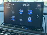 多彩なソースに対応し、お好みの音楽を手軽に楽しめます。ラジオ、CD、Bluetoothなど、様々な接続方法に対応しています。