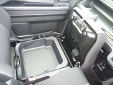 【助手席シートアンダーボックス】助手席座席下には、便利な収納がございます。座面に荷物を置くとブレーキで落ちてしまうなどの心配が無くなります♪荷物を安心して置いて、運転に集中しましょう♪