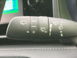 視界をクリアにするワイパーシステムは、雨天時でも安全運転をサポートします。操作も簡単で、ドライバーの負担を軽減します。