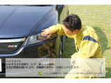 ヘッドライトの曇り・ヒビ・水入りの確認。左右の状態の違いにより、骨格部へのダメージのヒントにします。
