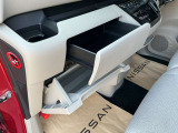 収納上手!上下2つのグローボックスなので小物や車検証など収納出来ます♪