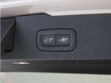 テールゲートには、スイッチ一つで開閉可能な電動開閉機能を装備。また、リアバンパーの下で足を動かすだけで開閉できる、ハンズフリー・オープニング/クロージング機構も搭載しています。