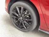 タイヤサイズは205/45R18となります。専用のブラックメタリック塗装のホイールがカッコいい!