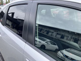 プライバシーガラスが搭載されておりますので、車内のプライバシーを保護してくれます。