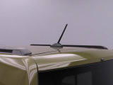 スタイリッシュなルーフアンテナを装備。ボディデザインに馴染むコンパクトな形状で、すっきりとした外観に仕上がっています。また、受信感度が良いのも特徴です。