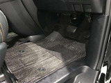 内装工程では、中古車を気持ちよくお乗りいただけるよう清掃しております。シートの洗浄はもちろん、ニオイの元となるフロアカーペットまで洗浄・消臭を実施。