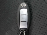 キーを取り出すことなくドアの施解錠、エンジンの始動が可能で便利な「インテリジェントキー」付です。
