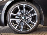 アウトバーンの走行を見据えたBMWの足回りは高い走行性能にこだわりが御座います。