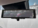 ◆インテリジェントルームミラー◆積載物などで、さえぎられがちなルームミラーの後方視界。車内状況に関わらず車両後方にあるカメラの映像をルームミラーに映し出します!