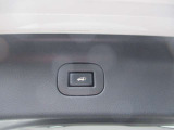 このスイッチでバックドアが自動で閉まるので、荷物を持っていても片手で操作できてスマートです(^^)