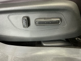 電動シートはスイッチ操作でシートのスライドや高さが上下に微調整できるのでちょうどいい高さで運転に余裕が生まれます