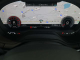 ■バーチャルコックピット 従来のメーターパネルの位置にレイアウトされた12.3インチの高解像度液晶画面に、速度計/回転計や地図、ナビゲーションなどの運転に必要な情報を集約し、フレキシブルに表示します。