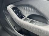 ミラーヒーター、ミラー格納、ミラー調整スイッチ、窓の開閉操作。Audiでは触感開発チームがあり、クリック感は操作する喜びを感じていただけます。