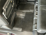 しっかりと汚れ、砂ぼこりを落とし足元まで清潔な車内空間を作り上げております♪