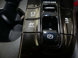 電動パーキングブレーキを搭載。スイッチ操作でパーキングブレーキを作動・解除することができるので操作の力が不要です。