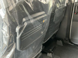 【格納式シートバックテーブル】車内でのお食事などで活躍♪カップホルダーも備えています。