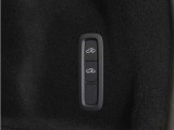 オートレベライザーは走行中に車両のサスペンションと衝撃吸収特性を自動的に制御して、快適性と機能性を最適な状態に保ちます。荷積みや乗り降りをしやすくするために、手動で車高を調節することもできます。
