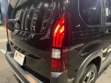国産車にはないハイセンスなデザイン、光り方をするテールレンズ